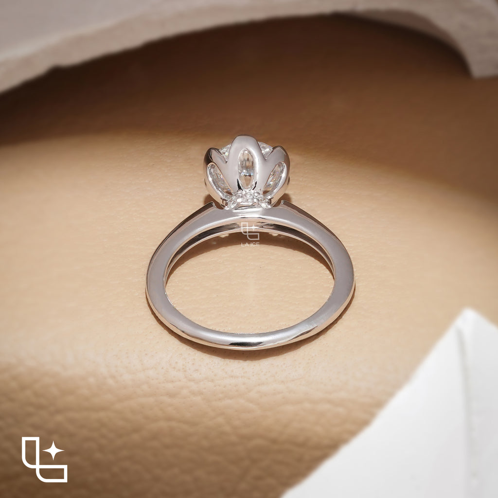Elegant Round Solitaire Engagement Ring with Timeless Classic Design