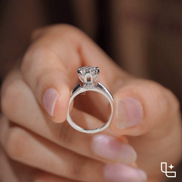 Elegant Round Solitaire Engagement Ring with Timeless Classic Design