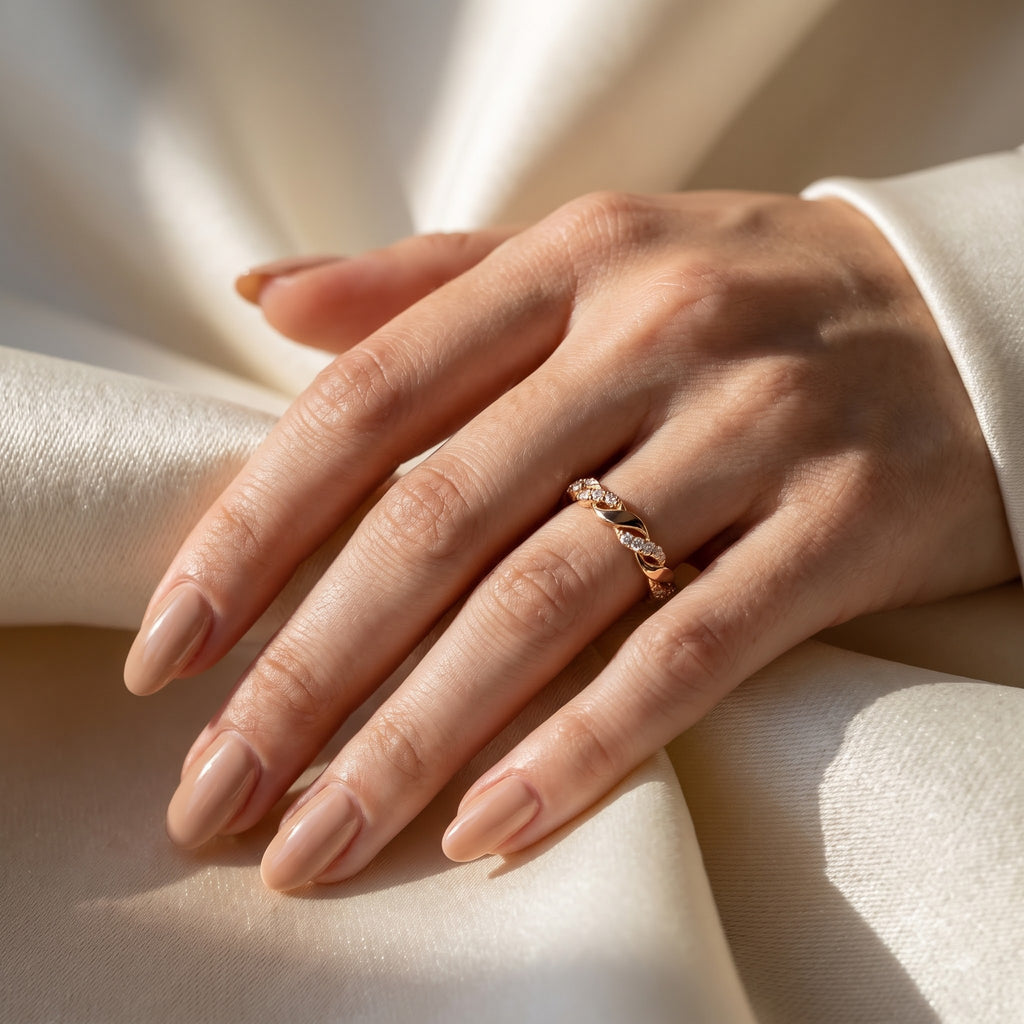 Twisted Infinity Band Ring with Alternating Polished Curves and Sparkling Accents, 0.50 CT Diamond Weight, 2.50 g Metal Weight