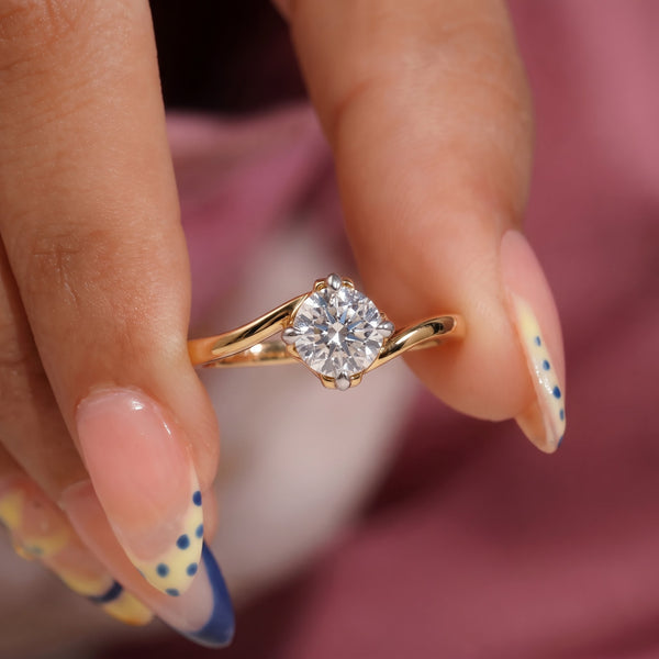 Round Brilliant Solitaire Ring with Sculpted Prong Setting – 1.00 CT Total Diamond Weight
