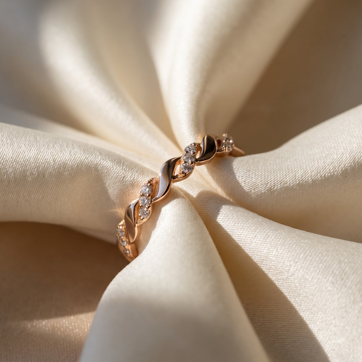 Twisted Infinity Band Ring with Alternating Polished Curves and Sparkling Accents, 0.50 CT Diamond Weight, 2.50 g Metal Weight