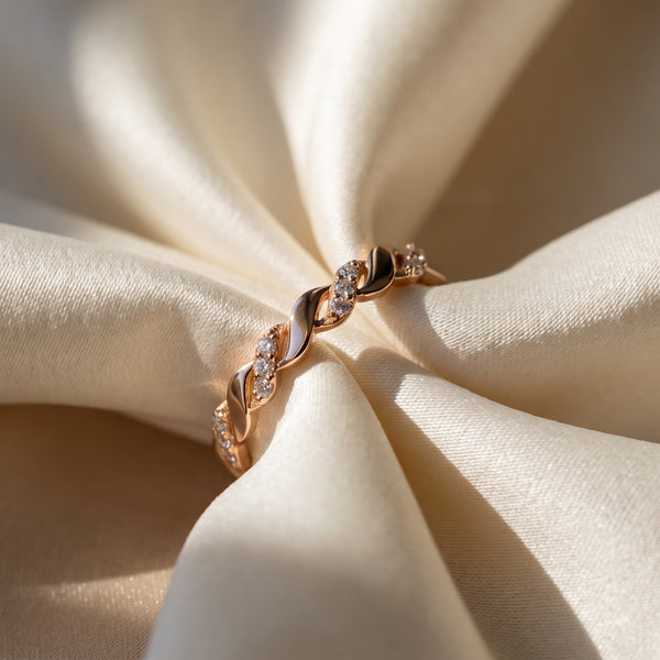 Twisted Infinity Band Ring with Alternating Polished Curves and Sparkling Accents, 0.50 CT Diamond Weight, 2.50 g Metal Weight
