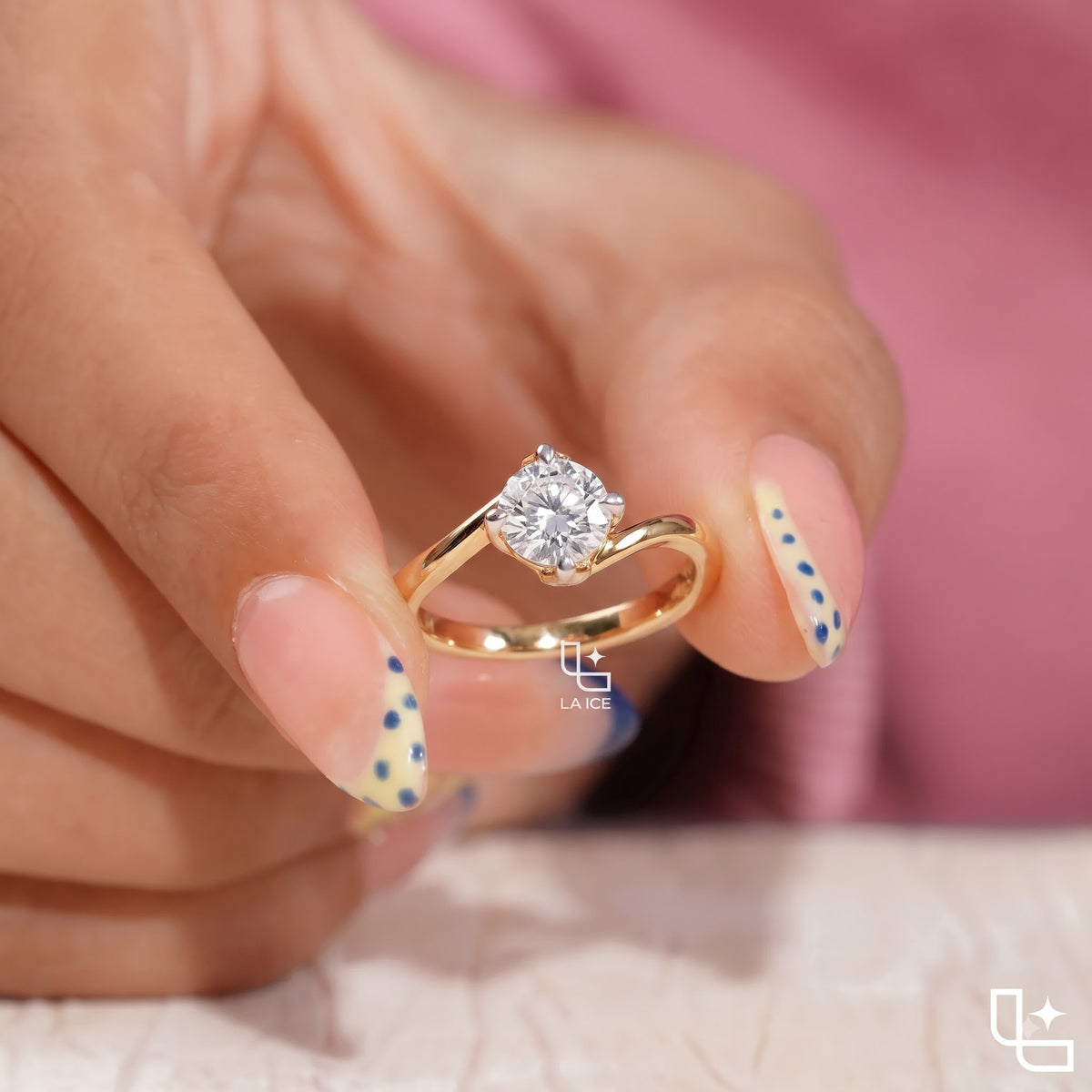 Round Brilliant Solitaire Ring with Sculpted Prong Setting – 1.00 CT Total Diamond Weight